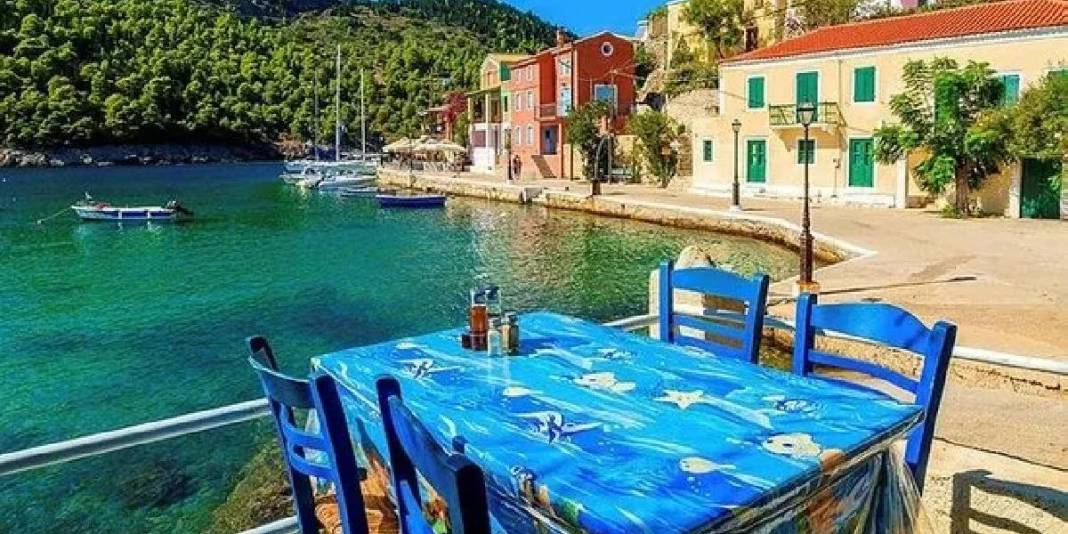 ‘Daha önce neden gelmemişim’ diyeceksiniz! Türkiye’de Santorini havası estiriyor: Tarihi evleri ve mavi sularıyla büyülüyor 5